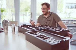 Servicemitarbeiter inspiziert Düse
